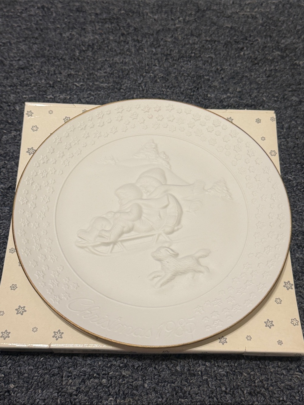 1985 Avon Christmas Collector Plate with 22K gold trim. White Holiday Scene